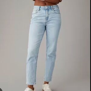 American Eagle Strigid High-Waisted Mom Jeans – Light Wash – Size 2